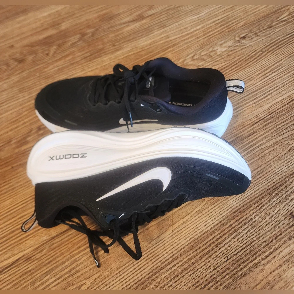 Size 10 Nike Women's  Black & White ZoomX Cushion Running Shoe Retail 180$ - Picture 7 of 9